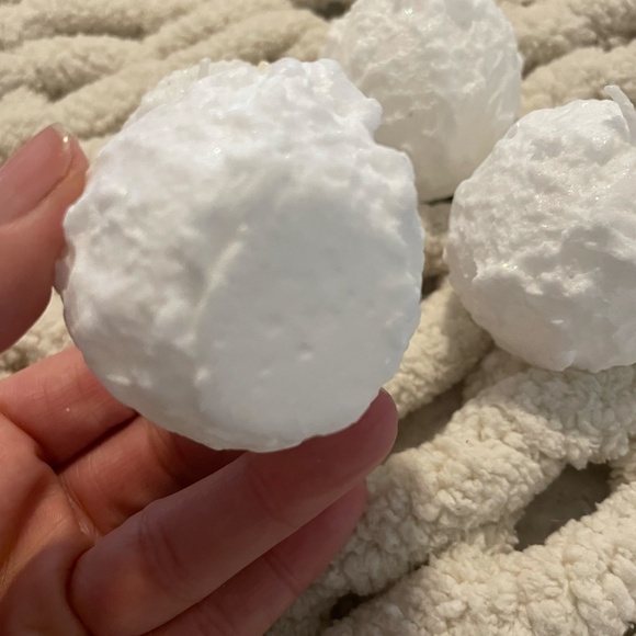 LOT OF 4 SMALL WINTER SNOWBALL SHAPED CANDLES NEW - Picture 6 of 9